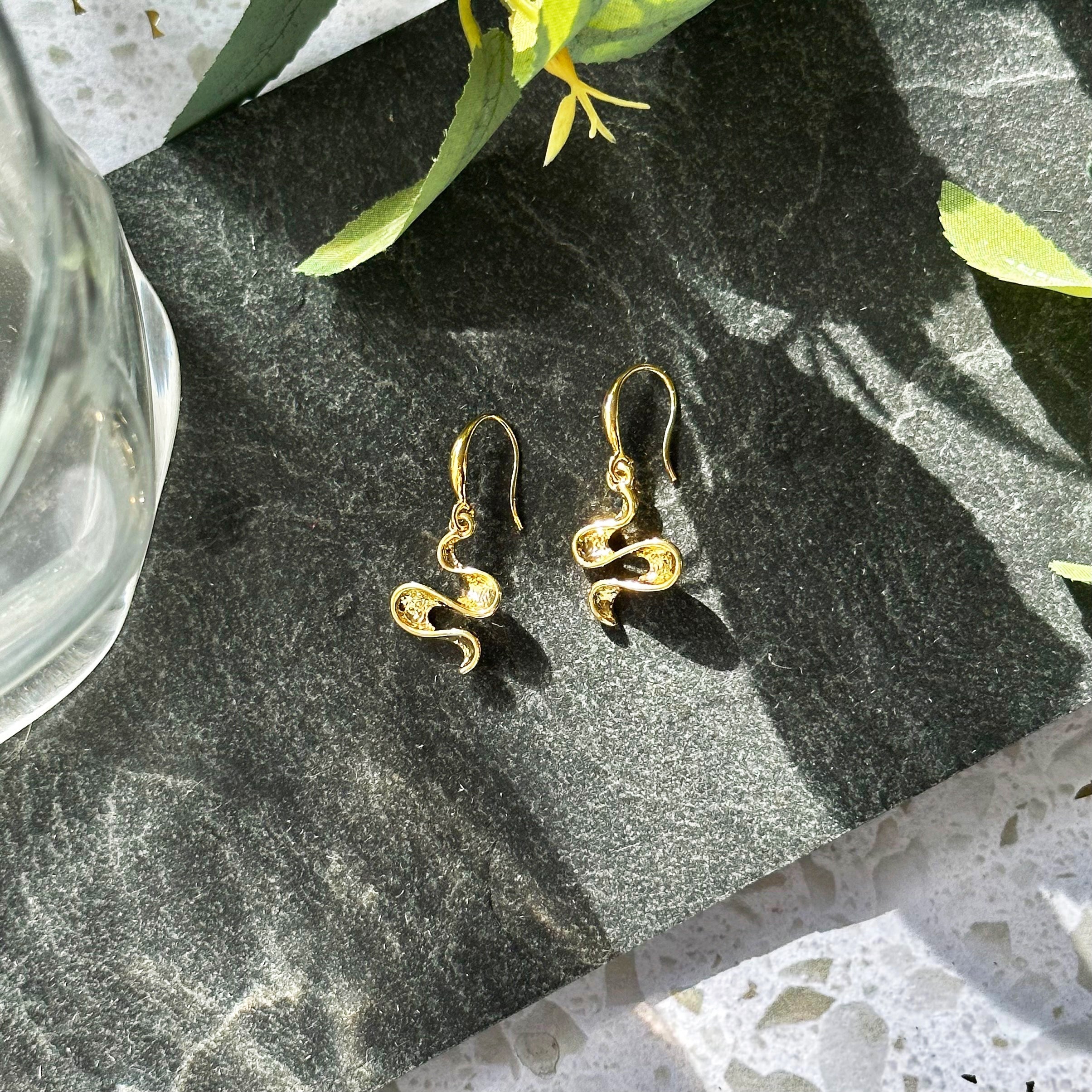 wavy-earrings-gold_a5d352d3-dadf-4e2e-adc1-cede4cc0243a.jpg