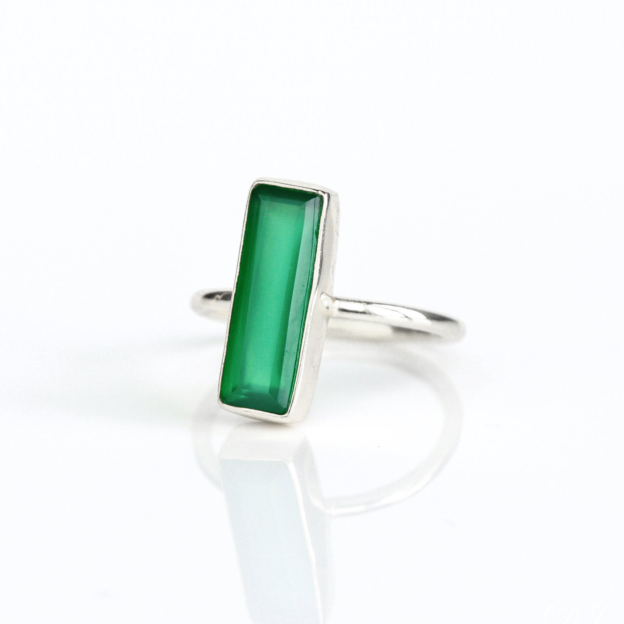 Green onyx ring, bar style gemstone jewelry, handcrafted deep green onyx, minimalist onyx ring, green onyx in gold, silver onyx band, boho chic jewelry, artisanal gemstone ring, stacking onyx jewelry, unique green onyx, bohemian gemstone ring