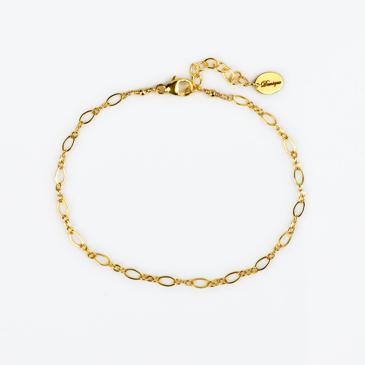 https://www.daniquejewelry.com/cdn/shop/products/gold_round_loop_chain_bracelet_1200x.jpg?v=1617220048